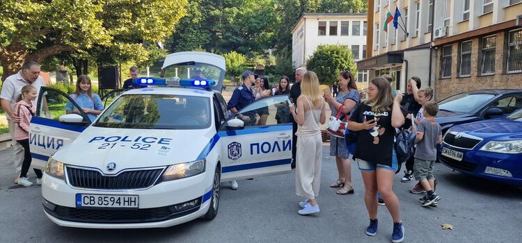 Украински деца гостуваха в Областна дирекция на МВР-Смолян и се запознаха с полицейската професия 