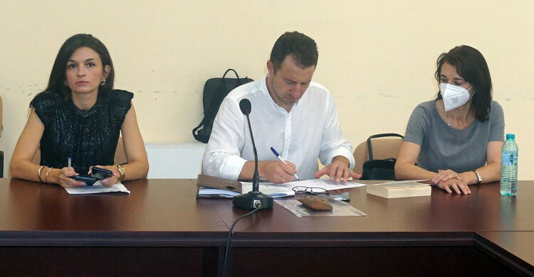 Следят за агитация на работното място за изборите 