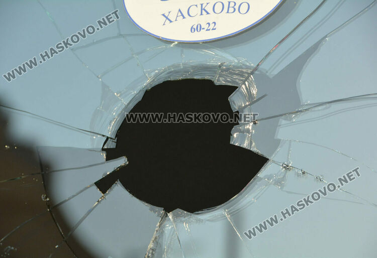 С телефон разбиха стъкло на каса на ЕСКОМ