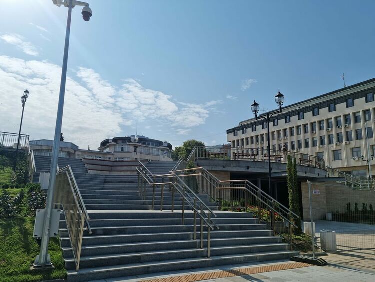 Връщат обичайните входове на общинската администрация и градската библиотека