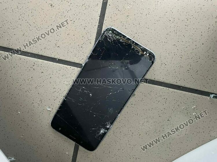 С телефон разбиха стъкло на каса на ЕСКОМ