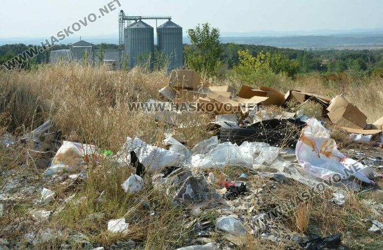 Поредно нерегламентирано сметище се образува край Хасково