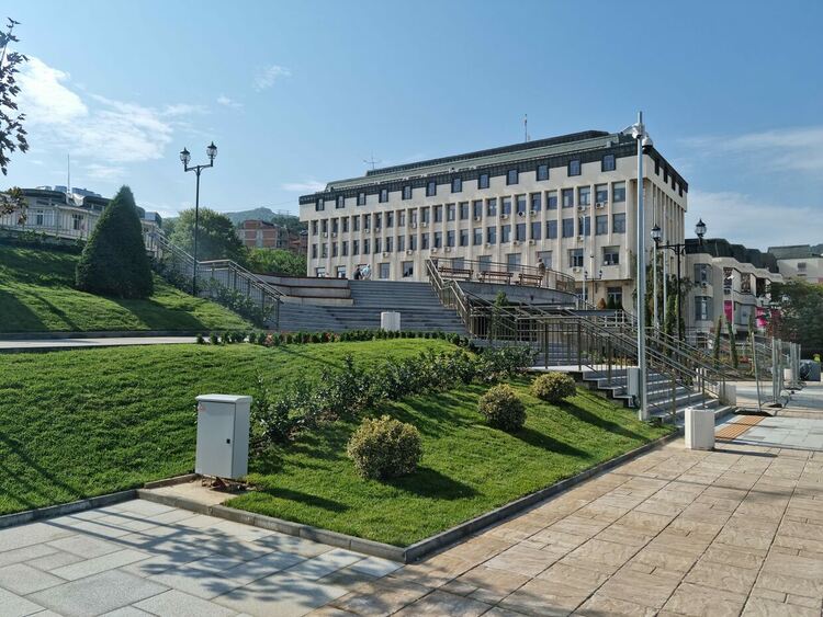 Връщат обичайните входове на общинската администрация и градската библиотека