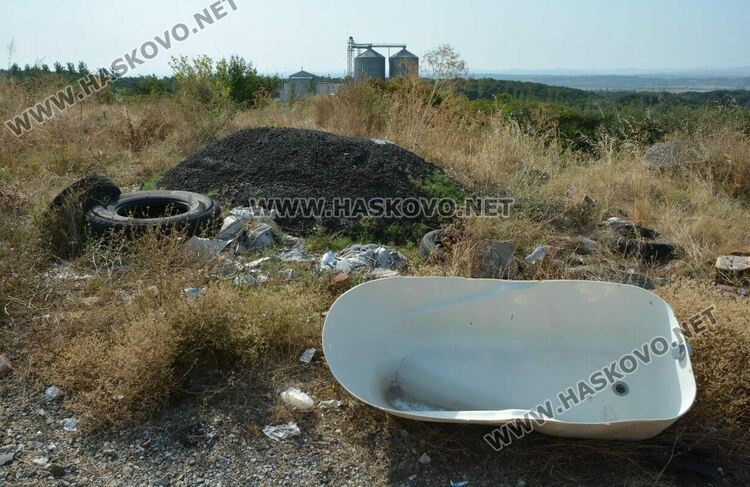 Поредно нерегламентирано сметище се образува край Хасково