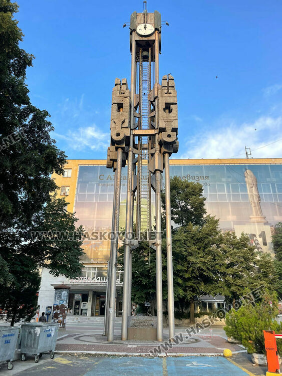 Гълъби изцапаха надписа на часовника до „Аида“