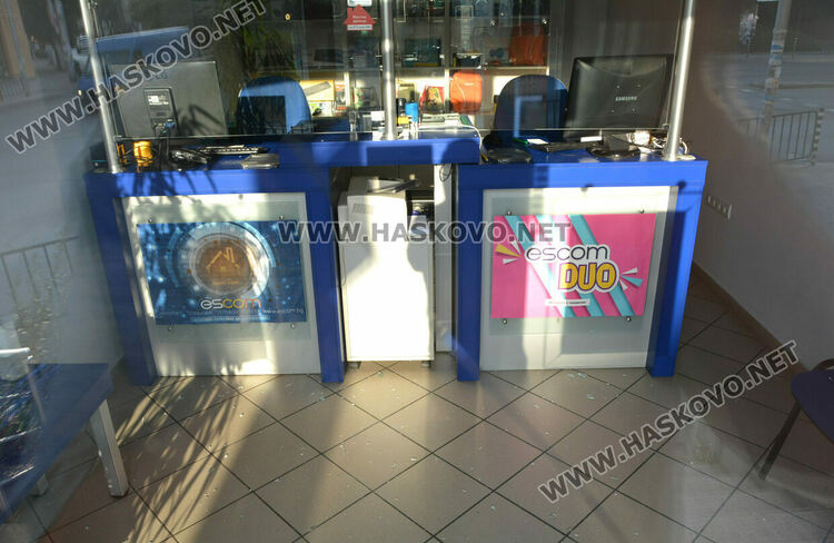 С телефон разбиха стъкло на каса на ЕСКОМ