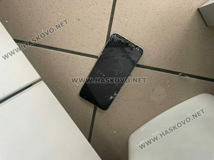 С телефон разбиха стъкло на каса на ЕСКОМ