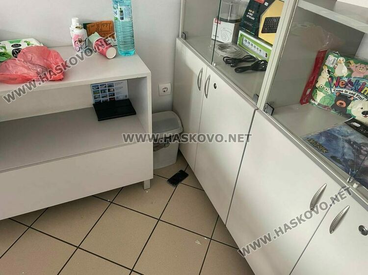 С телефон разбиха стъкло на каса на ЕСКОМ