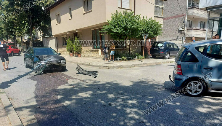 Ауди се заби в Мерцедес на „Кирков“, откараха дете и жена в болница