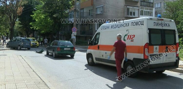 Ауди се заби в Мерцедес на „Кирков“, откараха дете и жена в болница