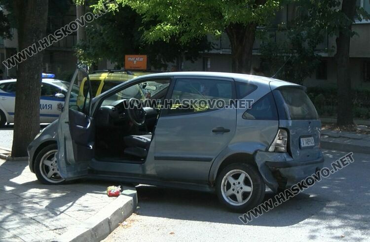 Ауди се заби в Мерцедес на „Кирков“, откараха дете и жена в болница