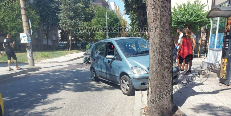 Ауди се заби в Мерцедес на „Кирков“, откараха дете и жена в болница