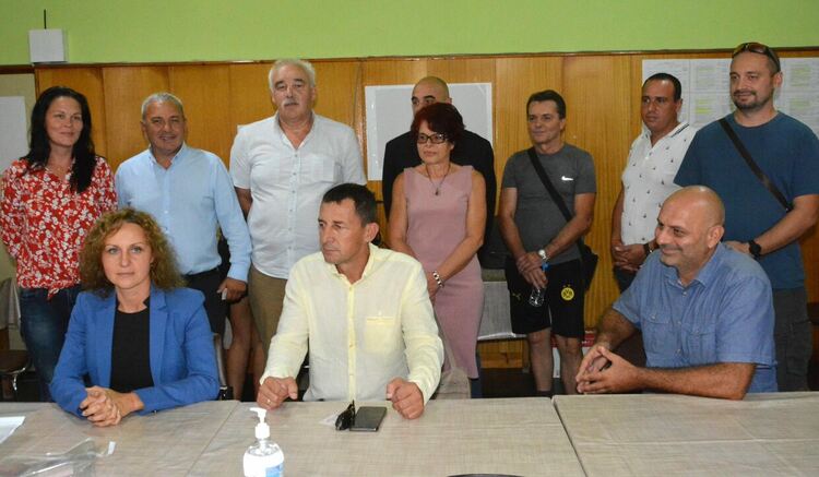 Катя Панева отново води листата на „Демократична България“