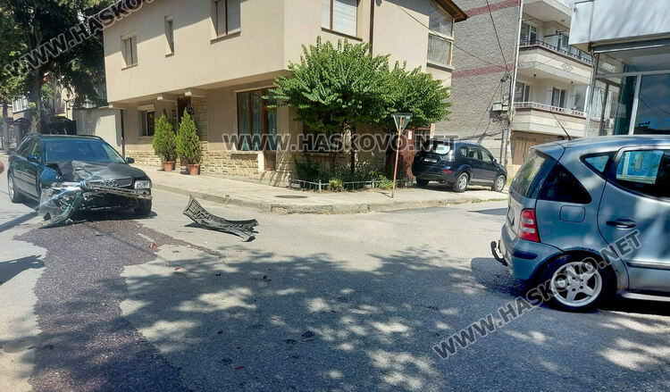 Ауди се заби в Мерцедес на „Кирков“, откараха дете и жена в болница