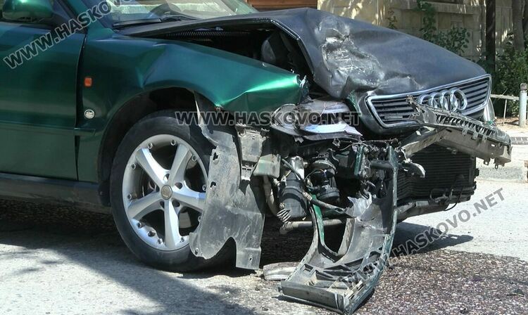Ауди се заби в Мерцедес на „Кирков“, откараха дете и жена в болница