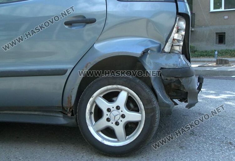 Ауди се заби в Мерцедес на „Кирков“, откараха дете и жена в болница