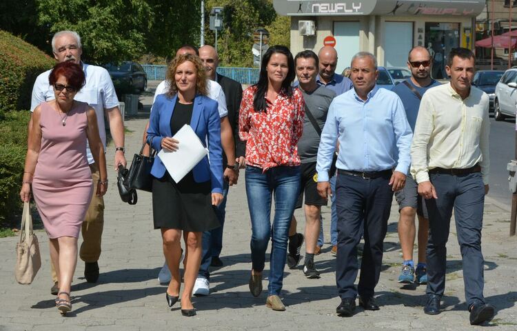 Катя Панева отново води листата на „Демократична България“