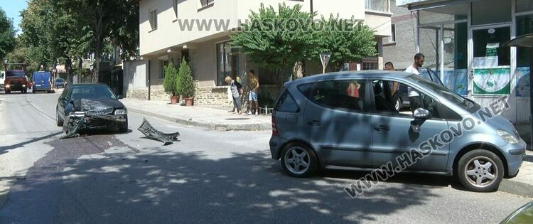 Ауди се заби в Мерцедес на „Кирков“, откараха дете и жена в болница