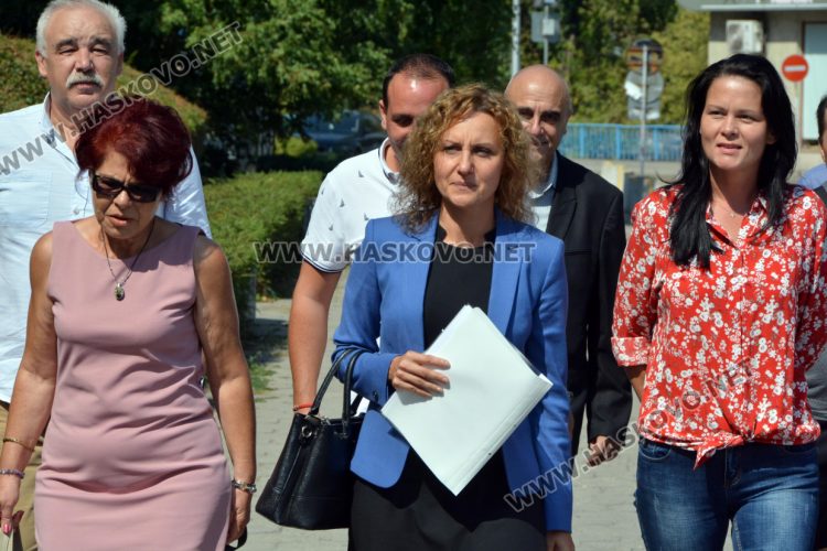 Катя Панева отново води листата на „Демократична България“