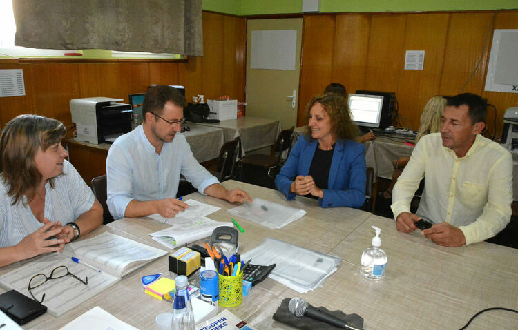 Катя Панева отново води листата на „Демократична България“