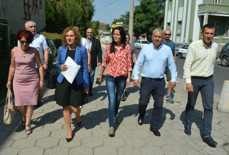 Катя Панева отново води листата на „Демократична България“