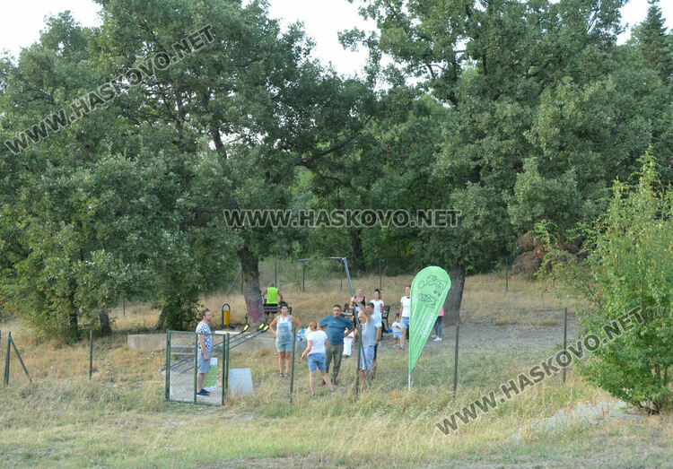 Кучешката площадка в „Кенана“ вече с осветление, кош и табели