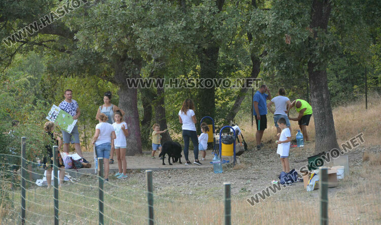 Кучешката площадка в „Кенана“ вече с осветление, кош и табели