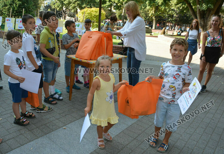 Изложба и награди на финала на „Лято в библиотеката“ в Хасково