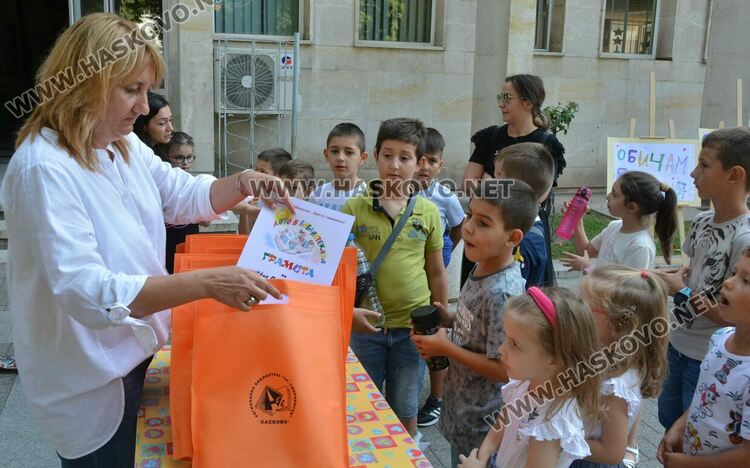 Изложба и награди на финала на „Лято в библиотеката“ в Хасково