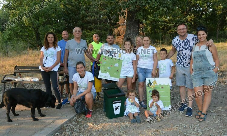 Кучешката площадка в „Кенана“ вече с осветление, кош и табели