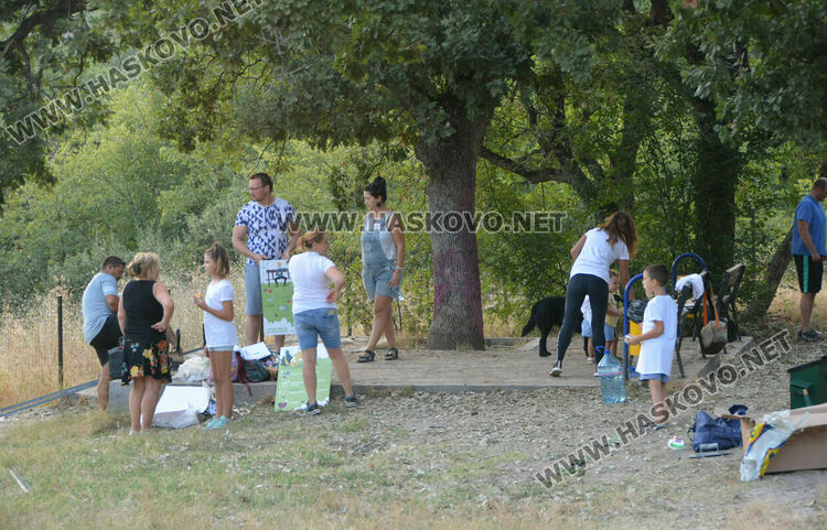 Кучешката площадка в „Кенана“ вече с осветление, кош и табели