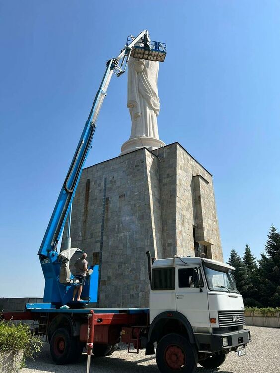 Започнаха дейности за защита на статуята на Света Богородица в Хасково 