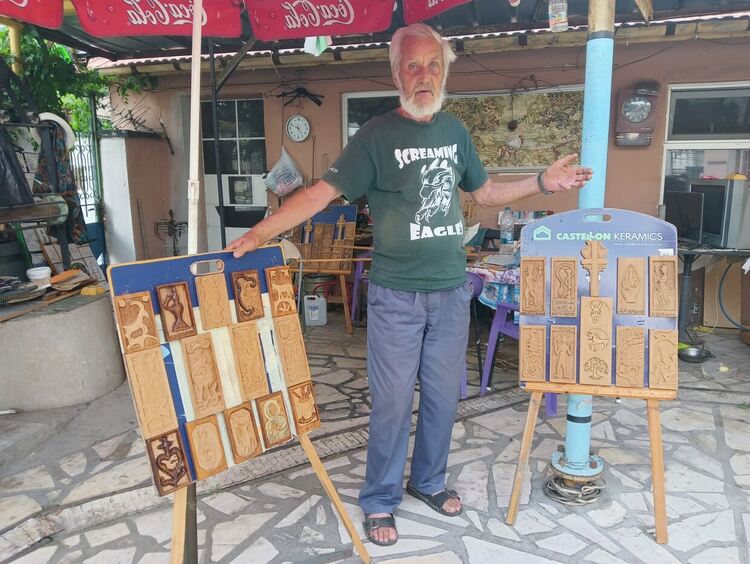 Атанас Забуртов подреди в двора си изложба на карикатури и дърворезби