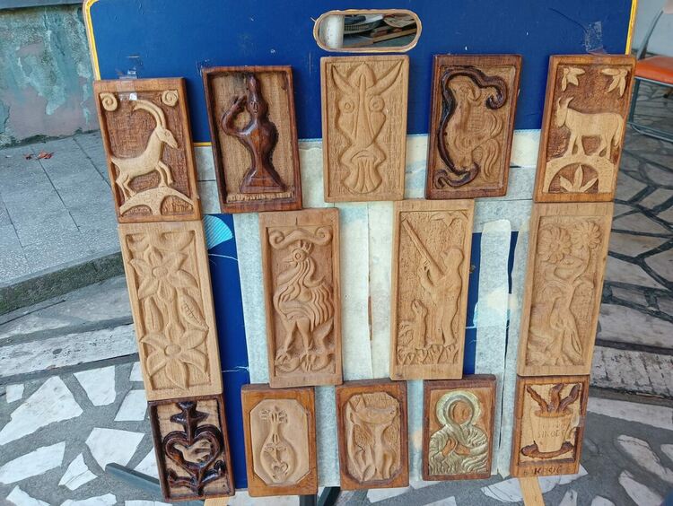 Атанас Забуртов подреди в двора си изложба на карикатури и дърворезби