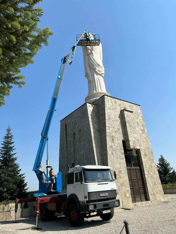 Започнаха дейности за защита на статуята на Света Богородица в Хасково 