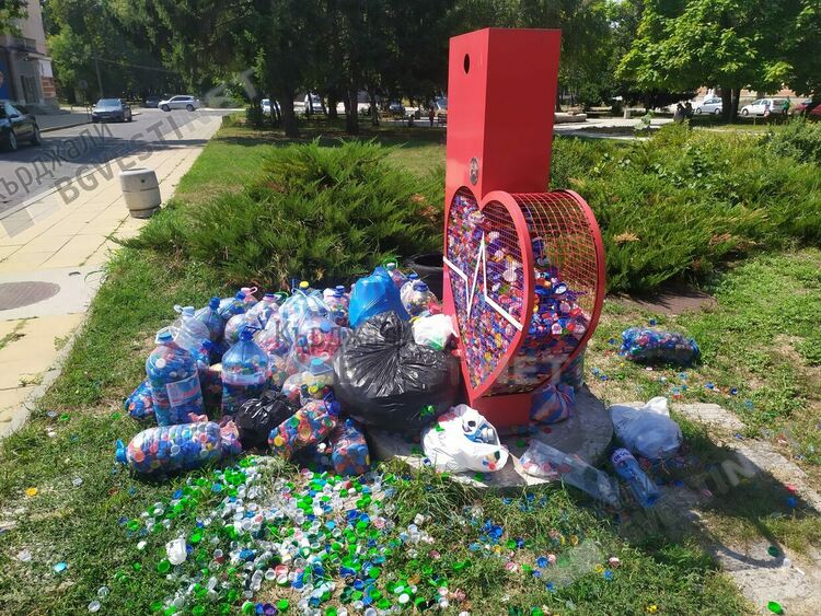   Разпиляват труда на децата ни,  събраните от тях капачки чакат транспорт