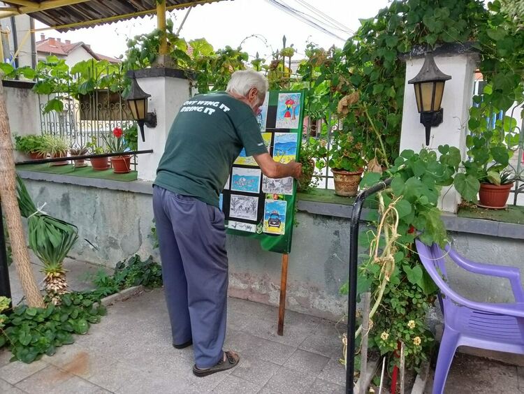 Атанас Забуртов подреди в двора си изложба на карикатури и дърворезби