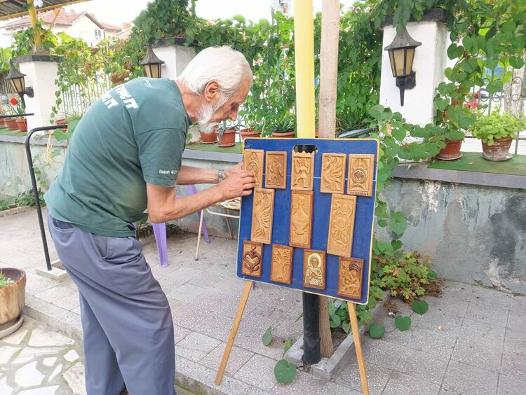 Атанас Забуртов подреди в двора си изложба на карикатури и дърворезби