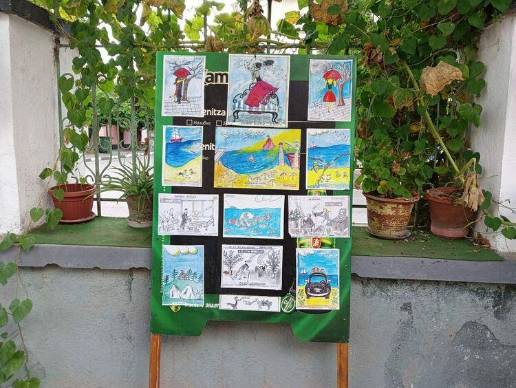 Атанас Забуртов подреди в двора си изложба на карикатури и дърворезби