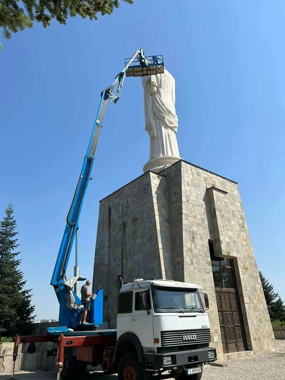 Започнаха дейности за защита на статуята на Света Богородица в Хасково 