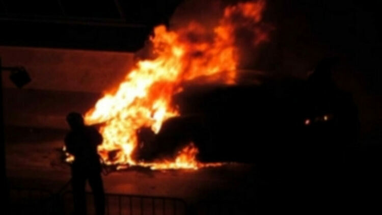 "Алфа Ромео" се запали в движение снощи на кръстовище в Кърджали