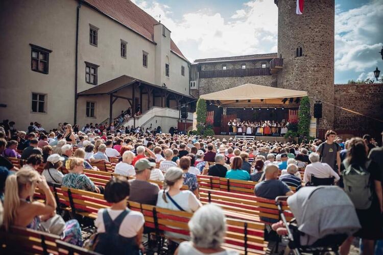 ТА “Звездица” представи българския фолклор на международен фестивал в Чехия