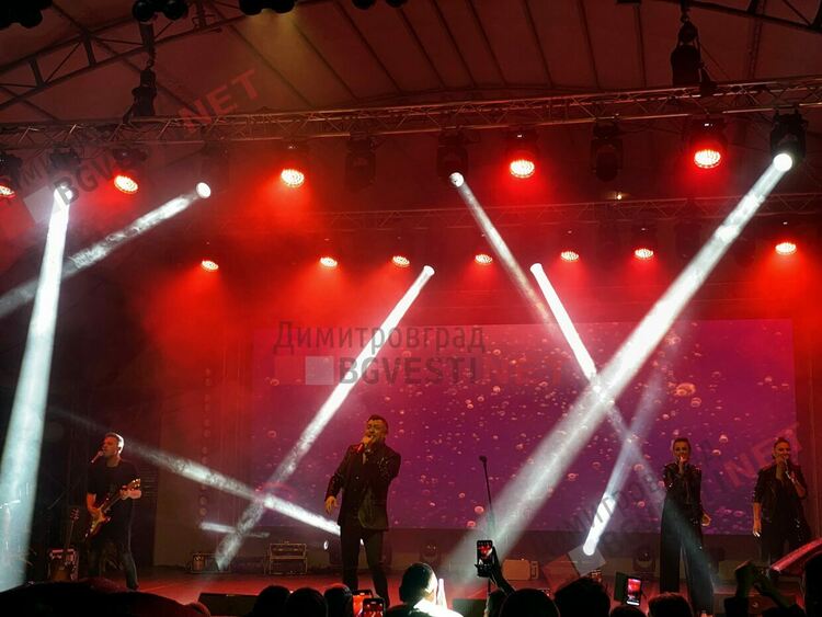 С уникално шоу и проливен дъжд стотици димитровградчани отпразнуваха 75-тия рожден ден на града