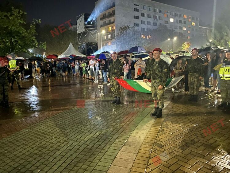 С уникално шоу и проливен дъжд стотици димитровградчани отпразнуваха 75-тия рожден ден на града