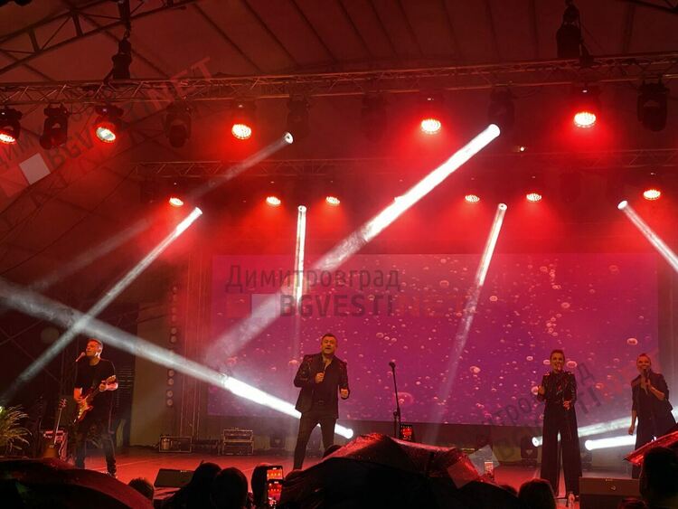 С уникално шоу и проливен дъжд стотици димитровградчани отпразнуваха 75-тия рожден ден на града