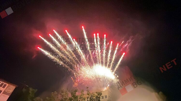 С уникално шоу и проливен дъжд стотици димитровградчани отпразнуваха 75-тия рожден ден на града