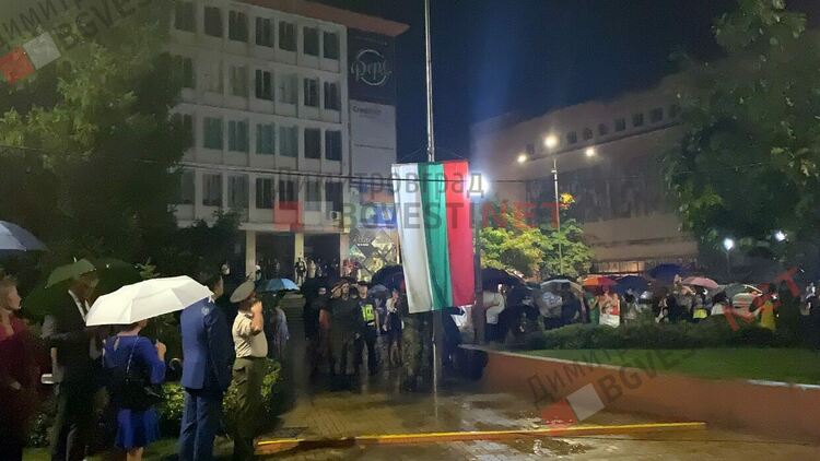 С уникално шоу и проливен дъжд стотици димитровградчани отпразнуваха 75-тия рожден ден на града