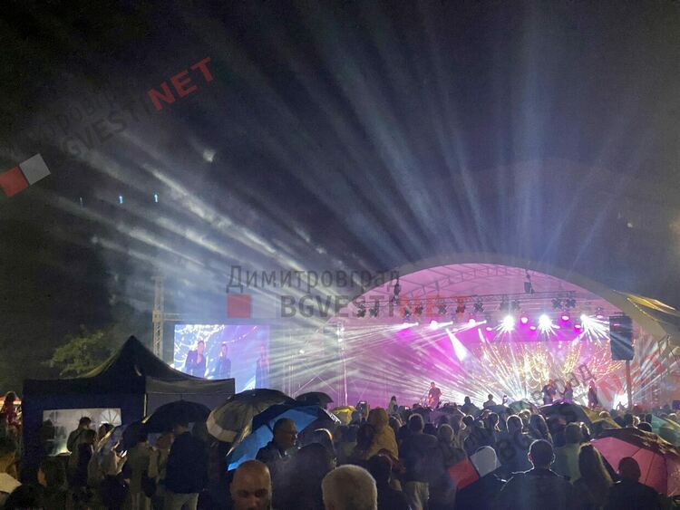 С уникално шоу и проливен дъжд стотици димитровградчани отпразнуваха 75-тия рожден ден на града