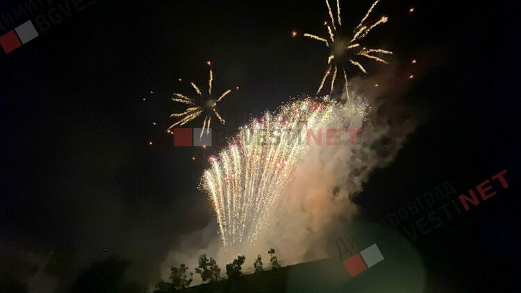 С уникално шоу и проливен дъжд стотици димитровградчани отпразнуваха 75-тия рожден ден на града