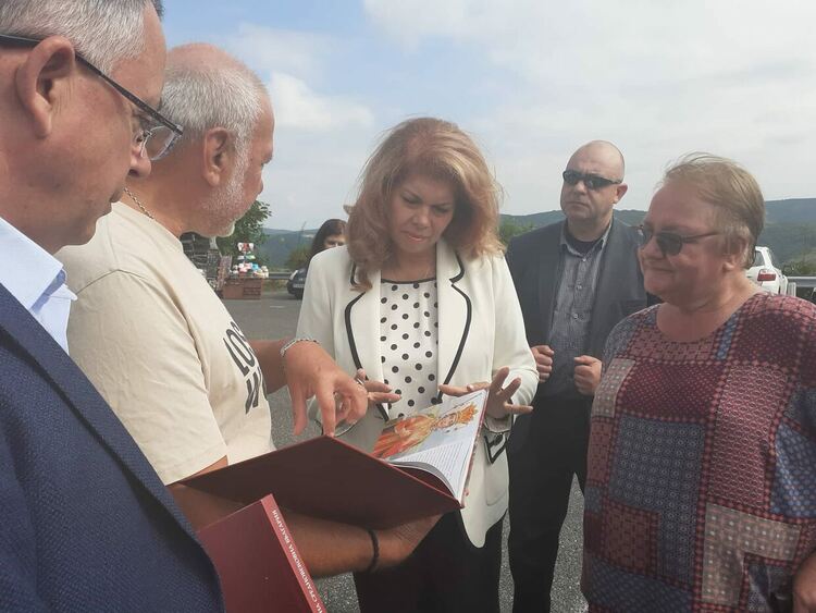 Вицепрезидентката Илияна Йотова с траен интерес към археологическите открития в Кърджалийско, участвала е тук в разкопки/обновена/